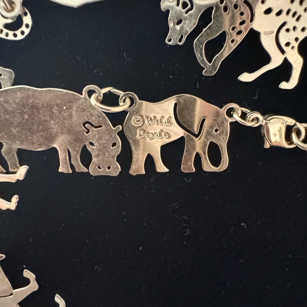 🦓 Wild Bryde Vintage African Safari Necklace – Gold Tone Animal Silhouette - Picture 4 of 5